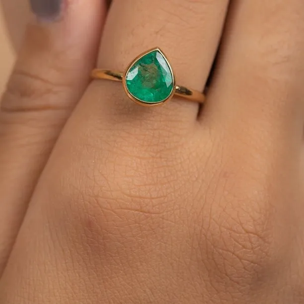 18K Gold Pear Shape Emerald Ring