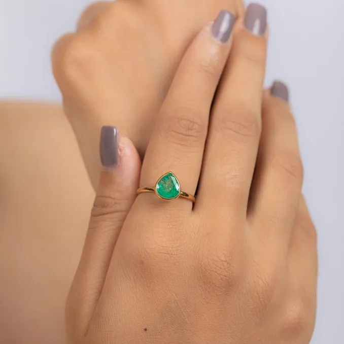 18K Gold Pear Shape Emerald Ring