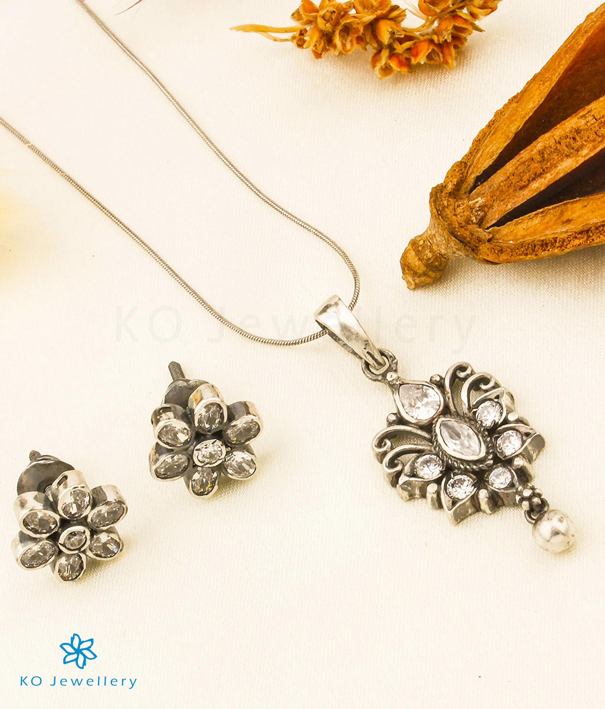 The Advika Silver Kemp Pendant Set